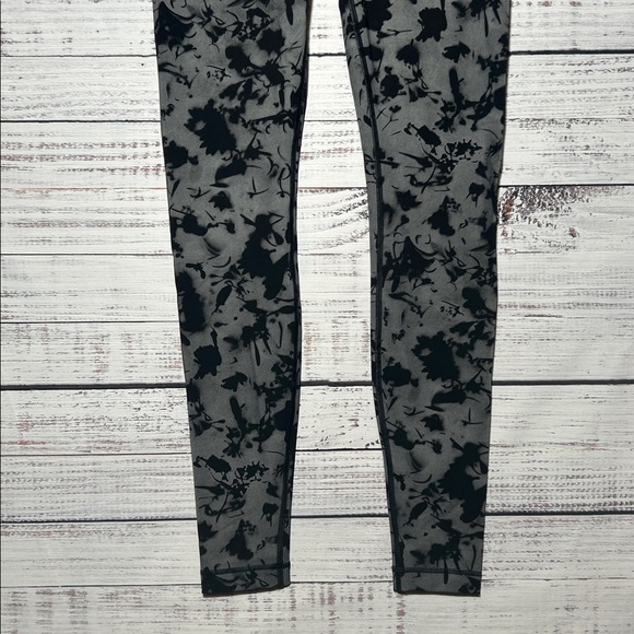 Lululemon Lab Hi-Rise Wunder Under Black and Gray Floral Leggings Size 8 NWT - Picture 4 of 12